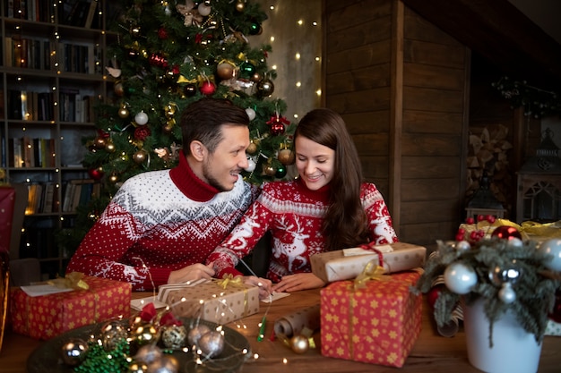 Foto grátis casal dando presentes de natal um ao outro