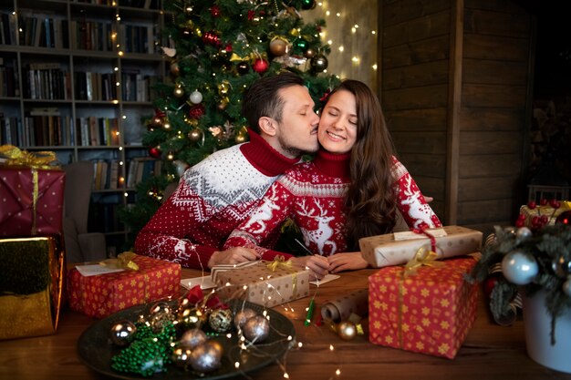 Casal dando presentes de Natal um ao outro