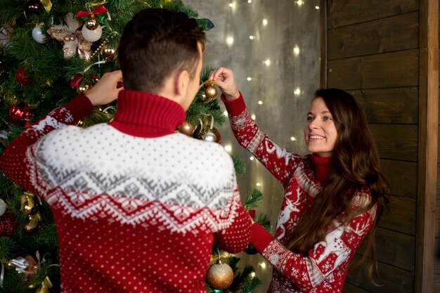 Casal dando presentes de Natal um ao outro