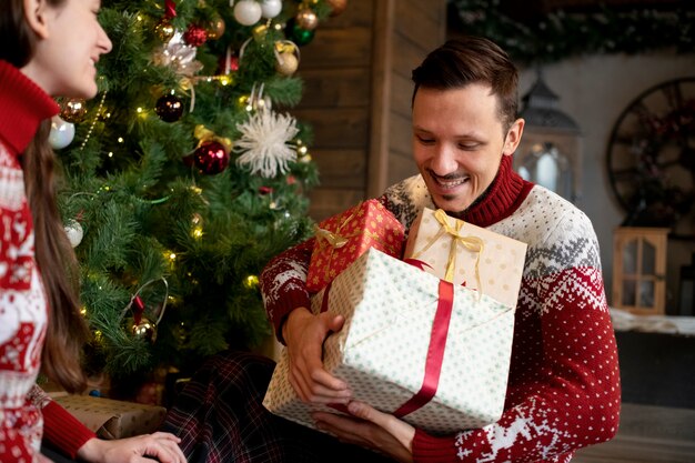 Casal dando presentes de Natal um ao outro