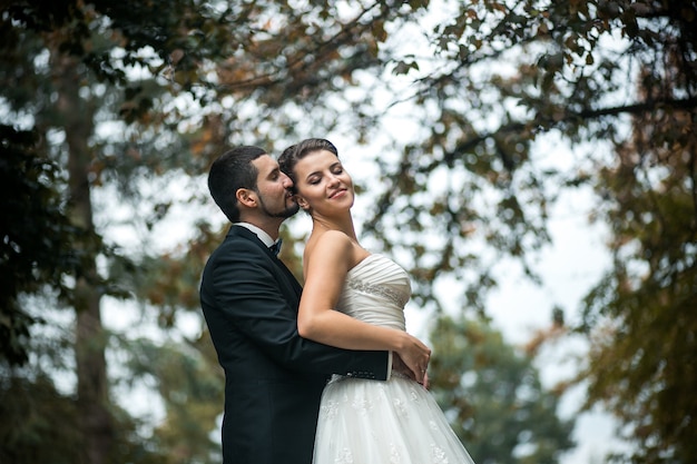 Casal de abraços recém-casados