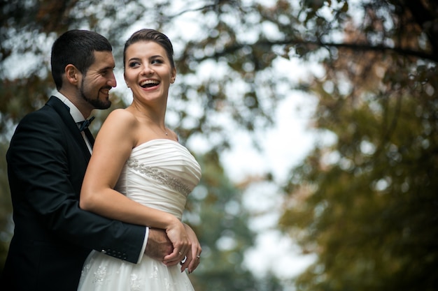 Casal de abraços recém-casados