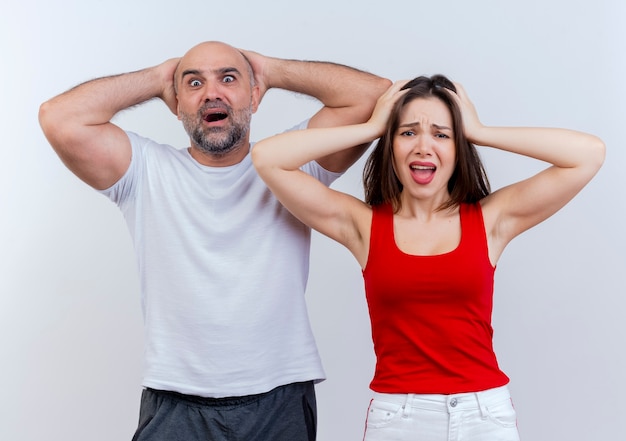 Foto grátis casal de adultos arrependidos segurando a cabeça e olhando