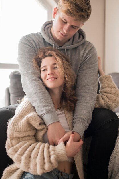 Casal de alto ângulo abraçando