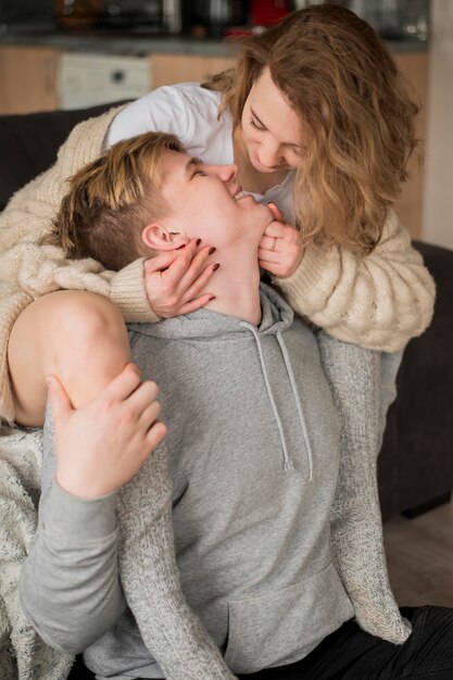 Casal de alto ângulo beijando