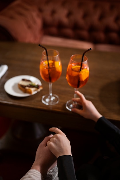 Foto grátis casal de alto ângulo com bebidas deliciosas