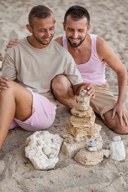 Casal de alto ângulo construindo castelo