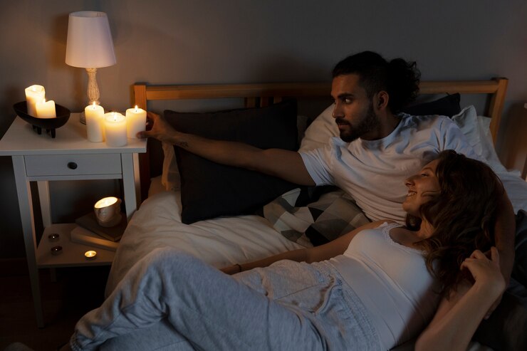 Foto grátis casal de alto ângulo deitado na cama