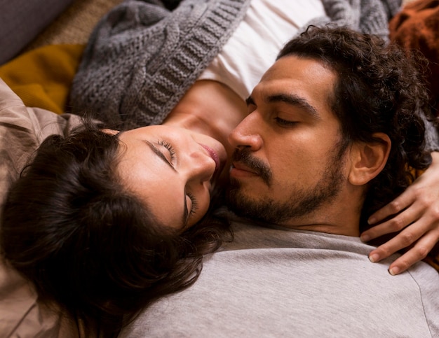 Casal de alto ângulo dormindo juntos