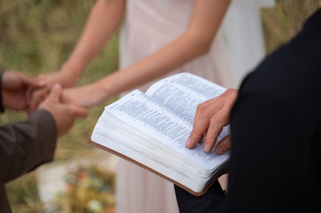 Foto grátis casal de alto ângulo se casando