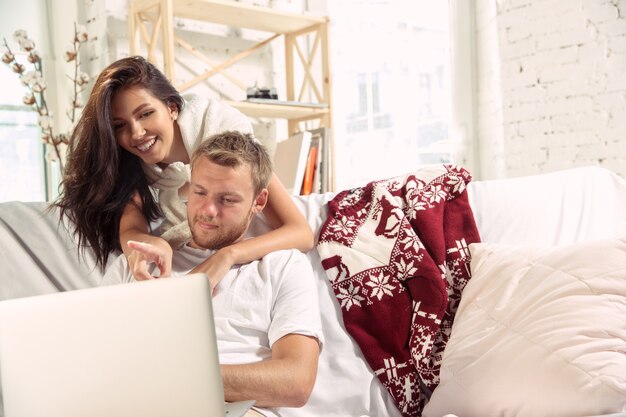 Casal de amantes em casa relaxando juntos.