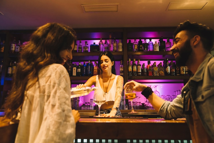 Foto grátis casal de barmen a servir.