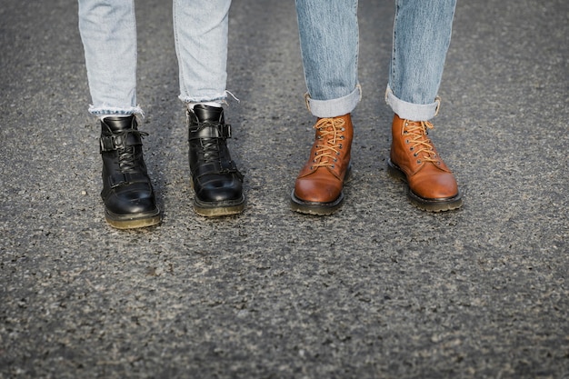 Casal de botas em uma viagem juntos