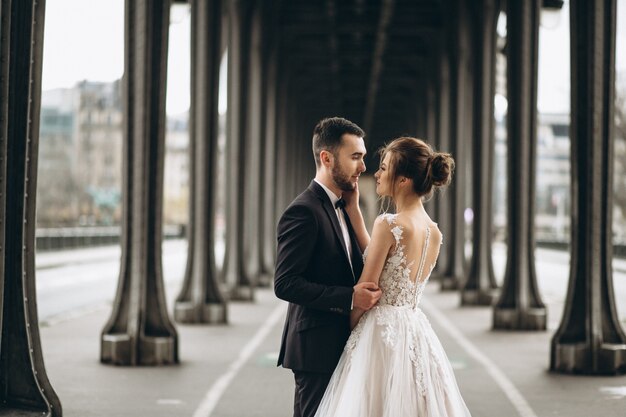 Casal de casamento na França