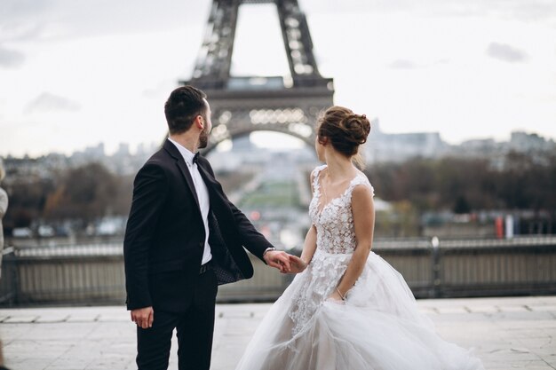 Casal de casamento na França