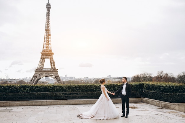 Casal de casamento na França