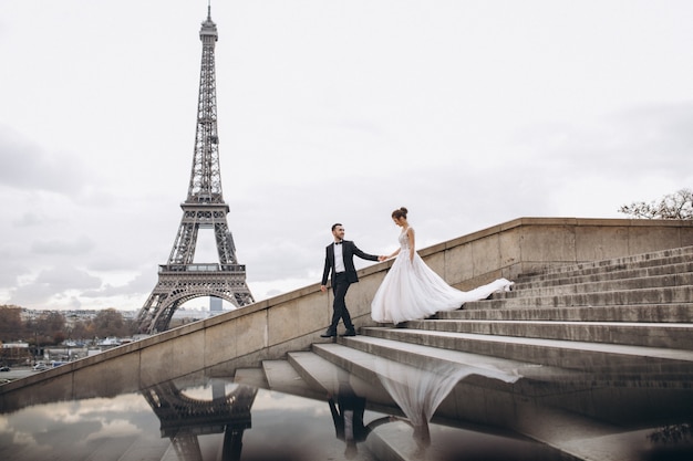 Casal de casamento na França