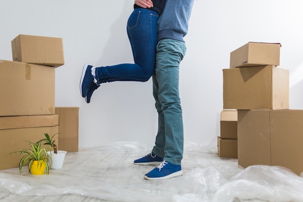 Foto grátis casal de colheita abraçando perto de caixas de papelão