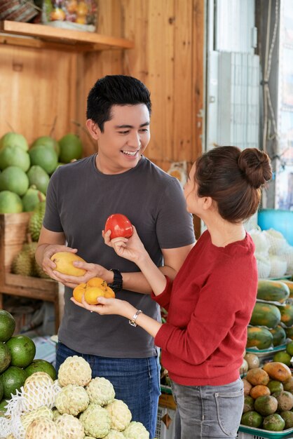 Casal de compras no mercado