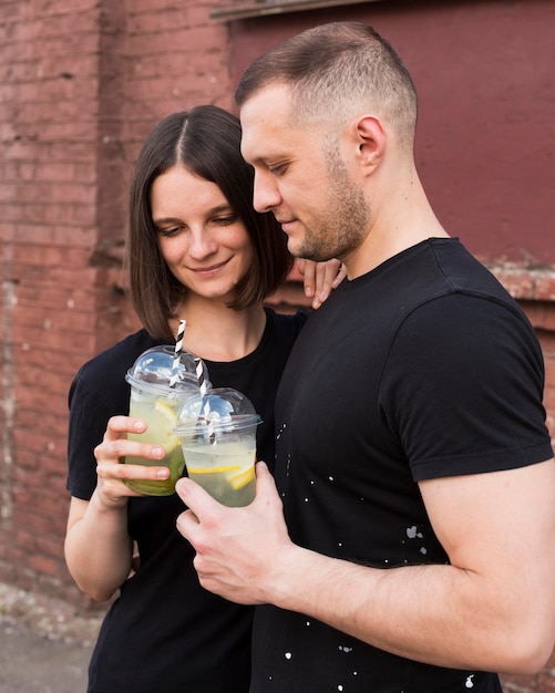 Casal de dose média com bebidas