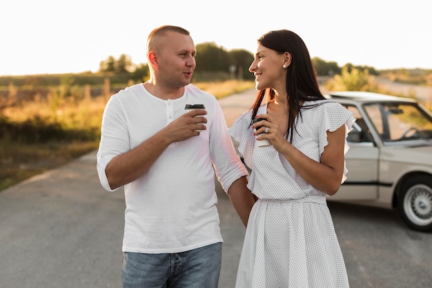 Foto grátis casal de dose média com xícaras de café