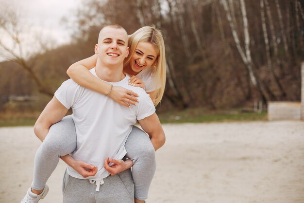 Casal de esportes em um parque de verão