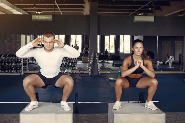 Casal de esportes em um treinamento de sportswear em uma academia