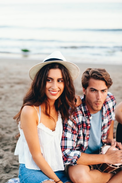 Casal de festa sentado na praia