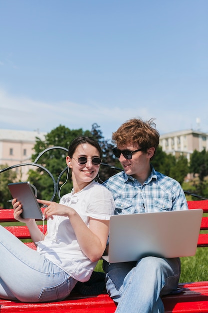 Foto grátis casal de freelancers feliz no parque