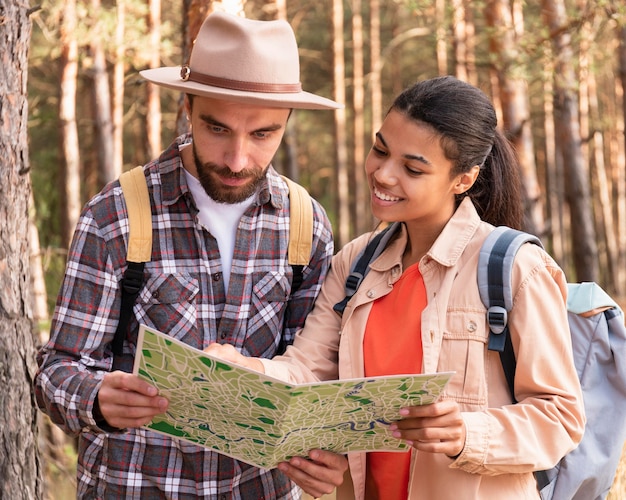 Foto grátis casal de frente verificando um mapa