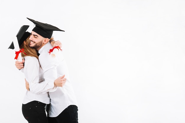 Foto grátis casal de graduação abraçando