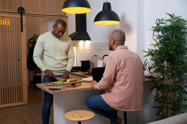 Casal de homens negros passando tempo juntos