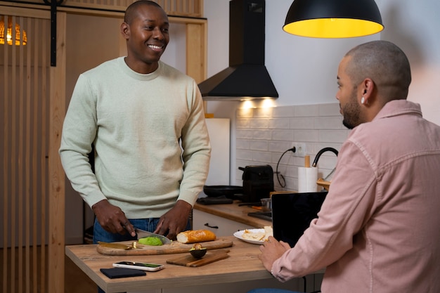 Foto grátis casal de homens negros passando tempo juntos