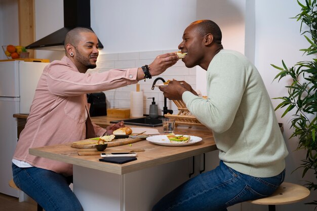 Foto grátis casal de homens negros passando tempo juntos