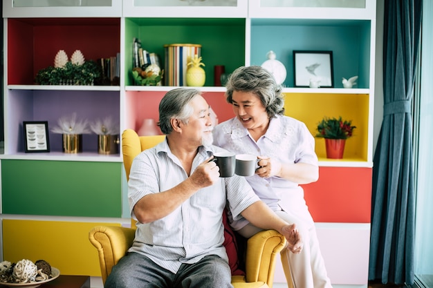 Foto grátis casal de idosos conversando e bebendo café ou leite