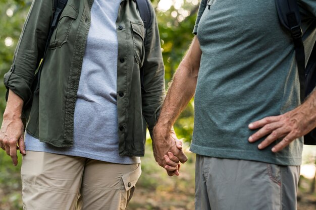 Casal de idosos de mãos dadas na floresta