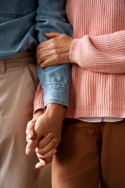 Casal de idosos de mãos dadas vista frontal
