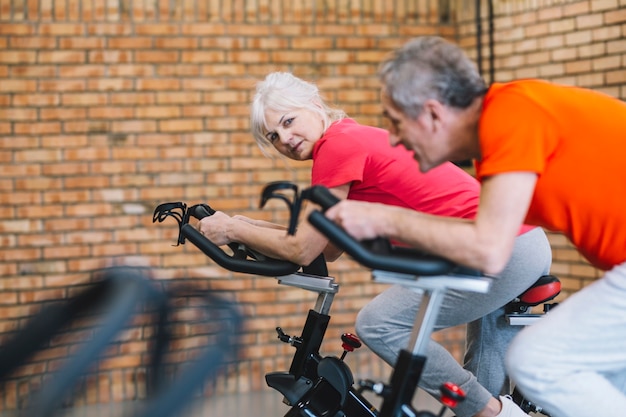 Casal de idosos em bicicleta de papelaria