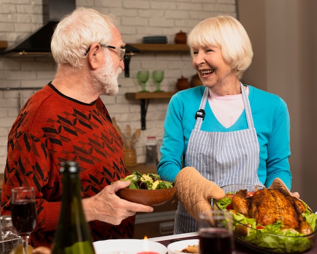 Foto grátis casal de idosos olhando um ao outro na cozinha