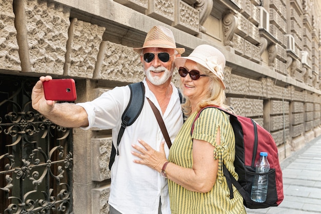 Casal de idosos tomando selfie com telefone