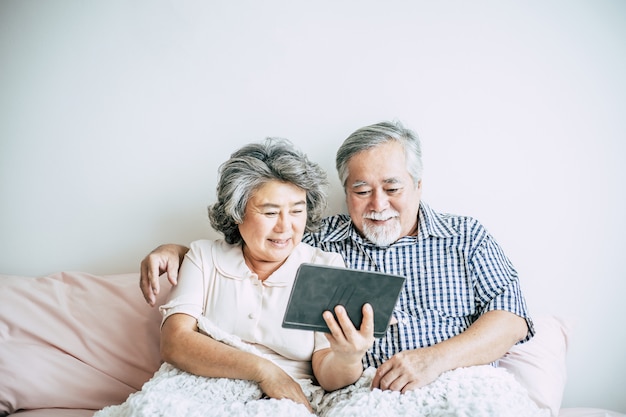 Casal de idosos usando computador tablet