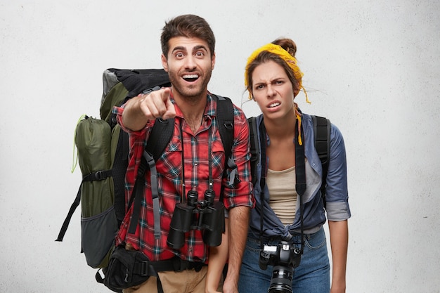 Casal de jovens turistas com equipamento