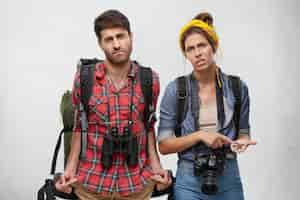 Foto grátis casal de jovens turistas com equipamento