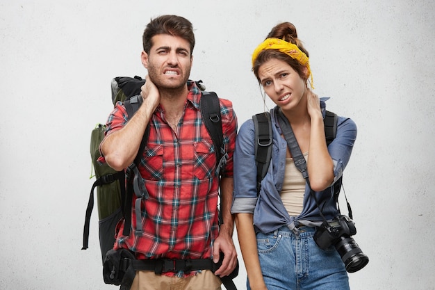 Casal de jovens turistas com equipamento