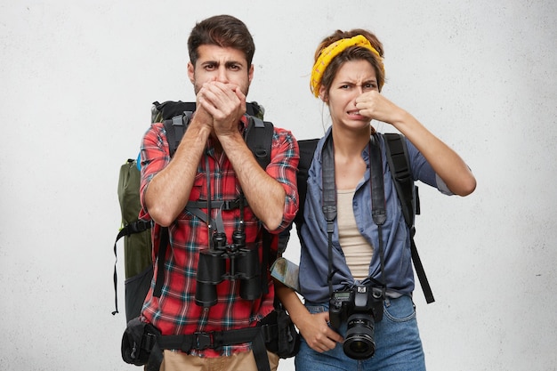 Foto grátis casal de jovens turistas com equipamento