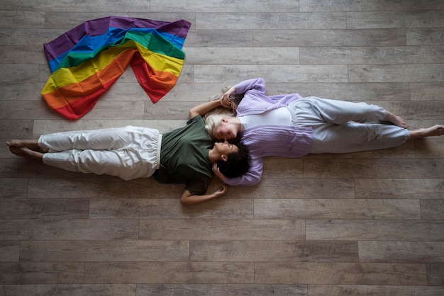 Casal de lésbicas com bandeira de arco-íris