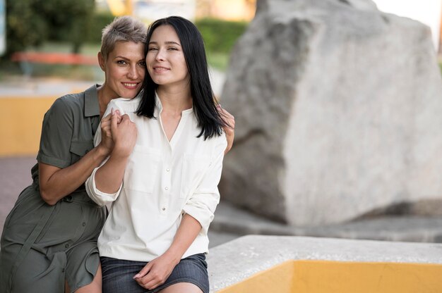 Casal de lésbicas curtindo o tempo