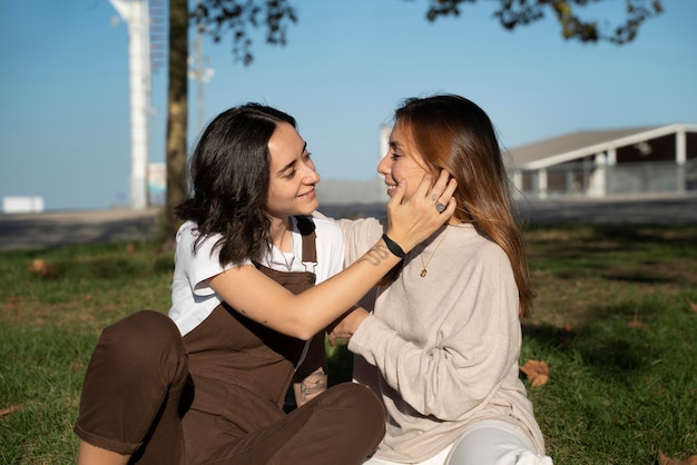 Casal de lésbicas passando um tempo juntos ao ar livre