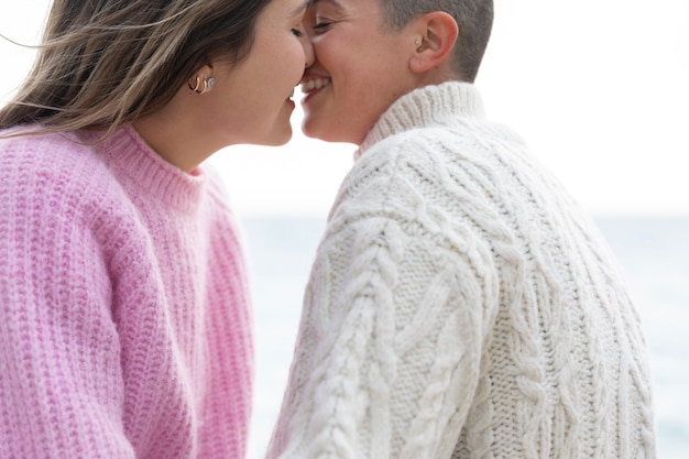 Foto grátis casal de lésbicas se divertindo juntos