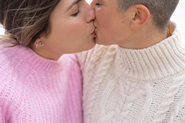 Casal de lésbicas se divertindo juntos